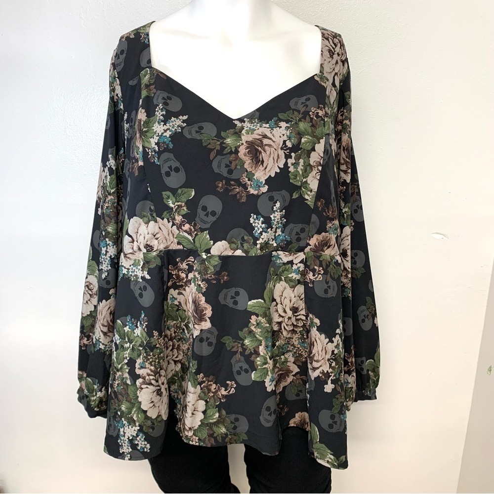 Torrid Black Skull Floral Print Top Woman 5X Empire Sweetheart Neck Long Sleeve‎